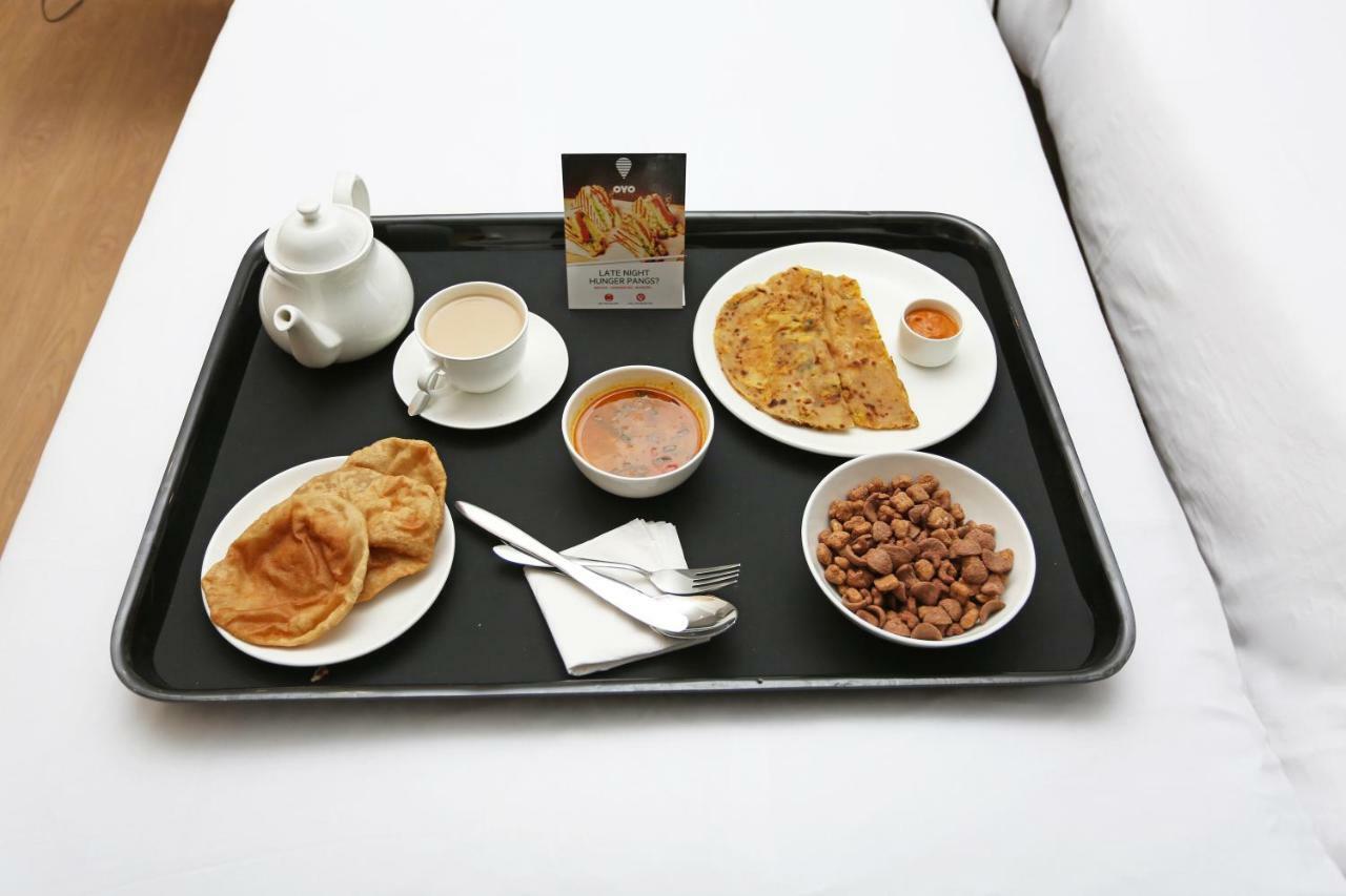 Oyo Townhouse 150 Shreyas Colony Hotel Ahmedabad Buitenkant foto
