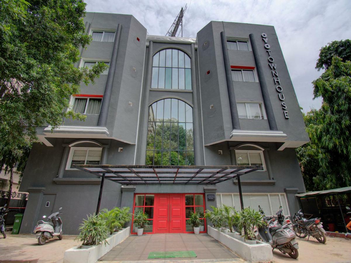 Oyo Townhouse 150 Shreyas Colony Hotel Ahmedabad Buitenkant foto