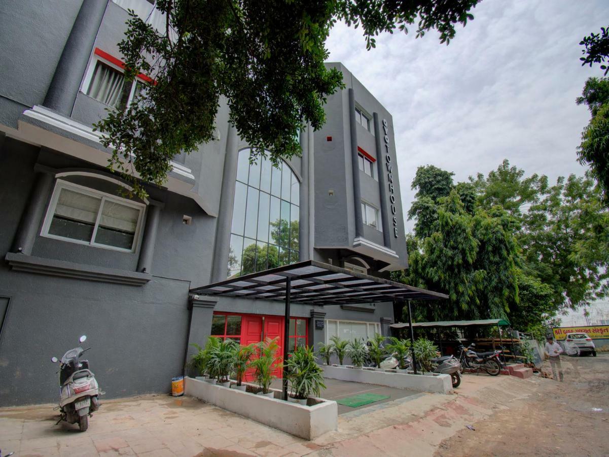 Oyo Townhouse 150 Shreyas Colony Hotel Ahmedabad Buitenkant foto