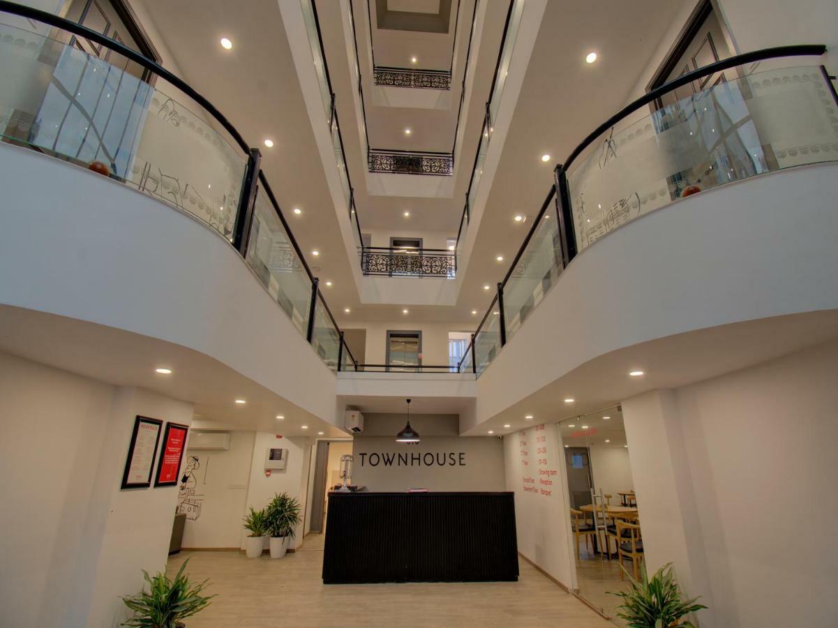 Oyo Townhouse 150 Shreyas Colony Hotel Ahmedabad Buitenkant foto