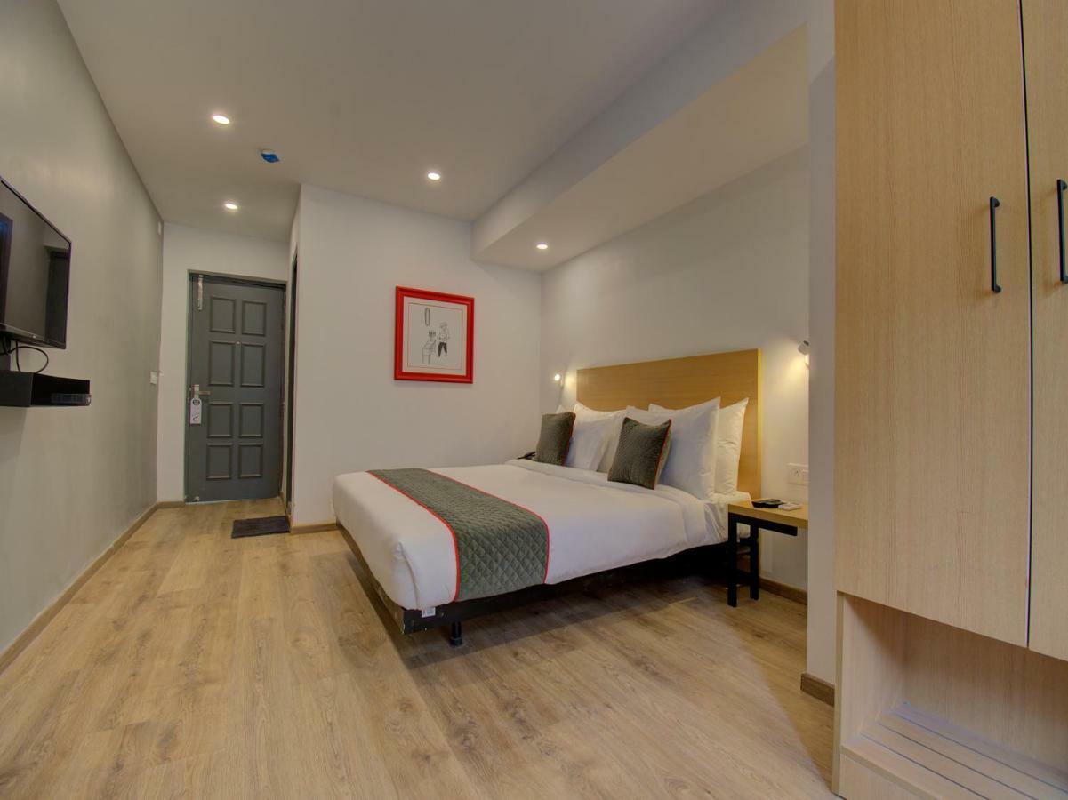 Oyo Townhouse 150 Shreyas Colony Hotel Ahmedabad Buitenkant foto