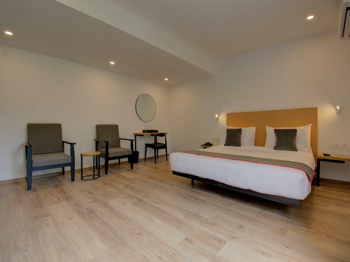 Oyo Townhouse 150 Shreyas Colony Hotel Ahmedabad Buitenkant foto