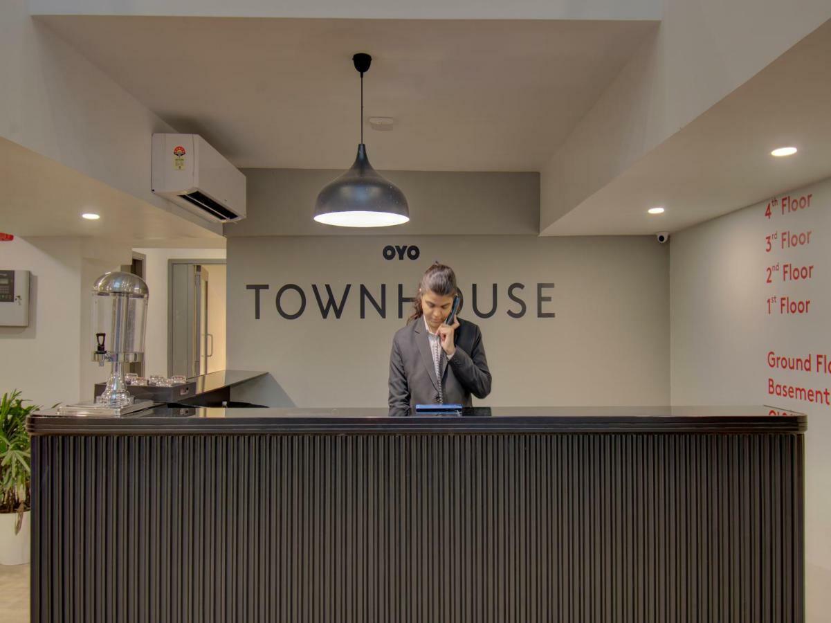 Oyo Townhouse 150 Shreyas Colony Hotel Ahmedabad Buitenkant foto
