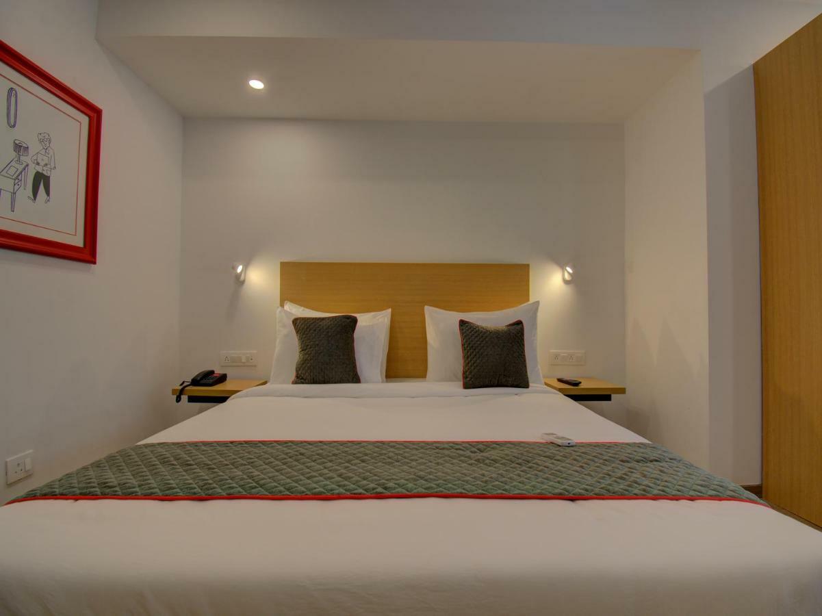 Oyo Townhouse 150 Shreyas Colony Hotel Ahmedabad Buitenkant foto